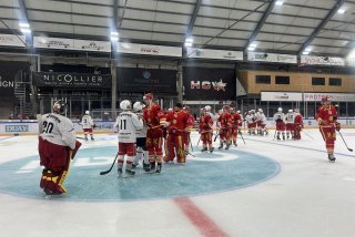 Beaucoup d'amitié sur la glace entre les joueurs du HCV Martigny et du HC Sierre, surtout pour ceux qui ont partagé le même vestiaire la saison dernière